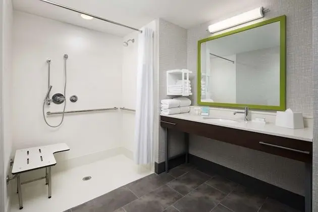 Stüdyo, 1 En Büyük (King) Boy Yatak, Engellilere Uygun (Mobility & Hearing, Roll-In Shower)
