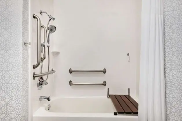 1 KING MOBILITY ACCESS TUB SUITE NONSMOKING