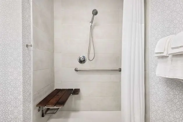 1 QUEEN MOBILITY ACCESS ROLL IN SHOWER NONSMOKING