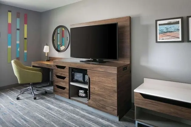 Oda, 1 En Büyük (King) Boy Yatak, Engellilere Uygun, Küvet (Mobility & Hearing)