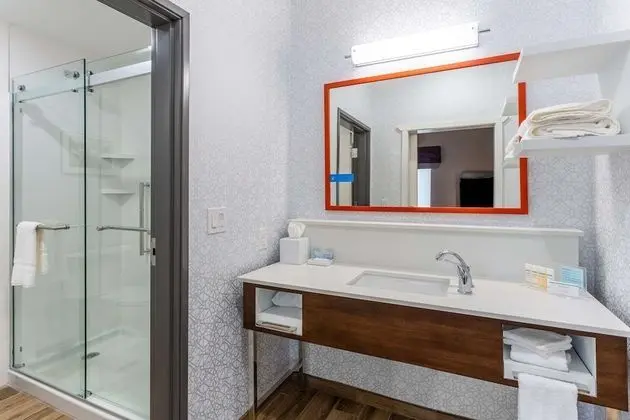 Oda, 1 En Büyük (King) Boy Yatak, Engellilere Uygun, Buzdolabı ve Mikrodalga