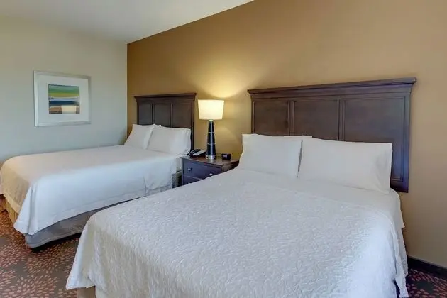 Oda, 2 Büyük (Queen) Boy Yatak, Buzdolabı ve Mikrodalga