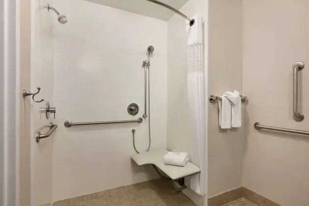 Oda, 1 Büyük (Queen) Boy Yatak, Engellilere Uygun, Sigara İçilmez (Roll-in Shower)