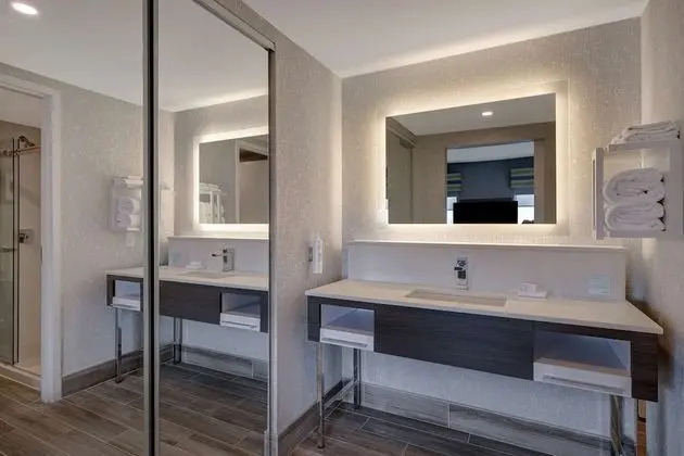 Oda, 1 En Büyük (King) Boy Yatak, Sigara İçilmez, Buzdolabı ve Mikrodalga (With Sofa Bed)