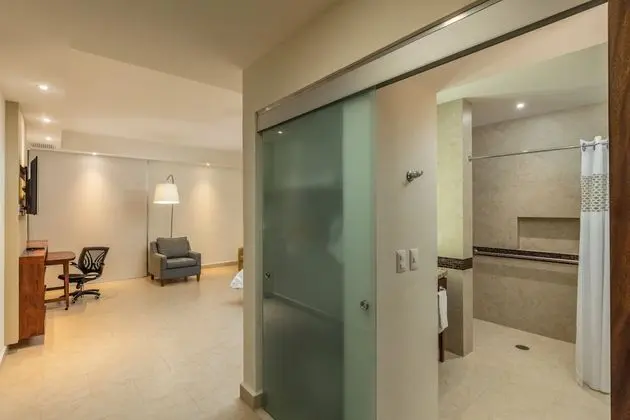 Oda, 1 Büyük (Queen) Boy Yatak ve Çekyat, Engellilere Uygun (Mobility & Hearing, Roll-in Shower)