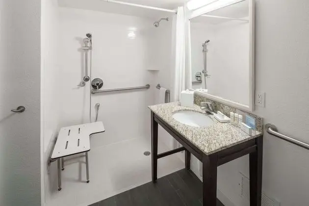 Oda, 2 Büyük (Queen) Boy Yatak, Engellilere Uygun (Roll-In Shower)