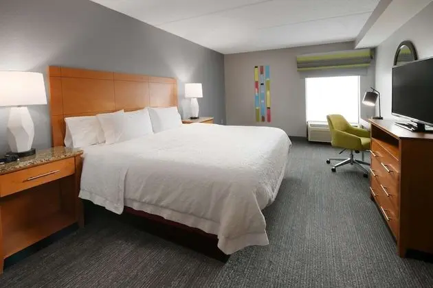 1 King Bed w/ Drinks & Snacks