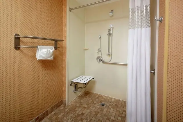 Stüdyo, 1 En Büyük (King) Boy Yatak, Engellilere Uygun (Mobility & Hearing, Roll-in Shower)