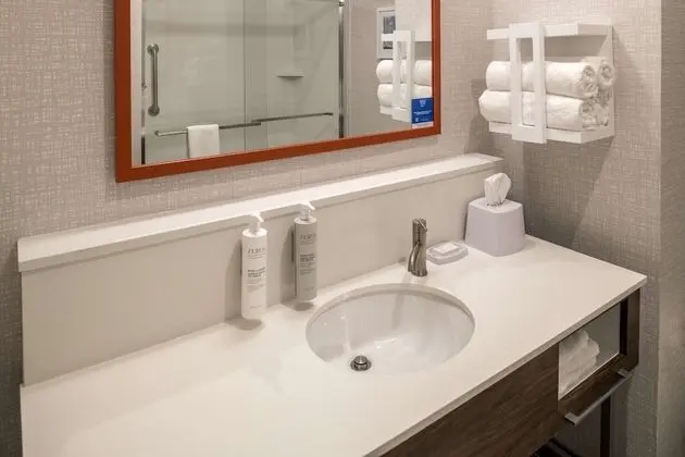 Stüdyo, 1 En Büyük (King) Boy Yatak ve Çekyat (Wet Bar & Work Area)