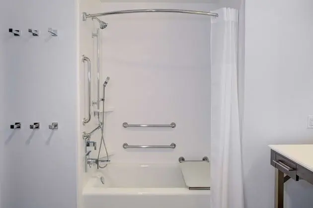 Oda, 2 Büyük (Queen) Boy Yatak, Sigara İçilmez (Mobility, Hearing, Bathtub)