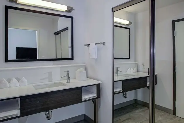 Stüdyo, 1 En Büyük (King) Boy Yatak ve Çekyat, Engellilere Uygun (Mobility, Hearing, Bathtub)