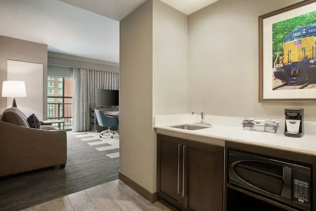Oda, 1 En Büyük (King) Boy Yatak ve Çekyat, Engellilere Uygun, Balkon (Hearing, Roll-In Shower)