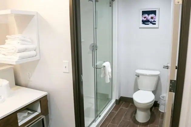 Oda, 1 En Büyük (King) Boy Yatak ve Çekyat, Buzdolabı ve Mikrodalga