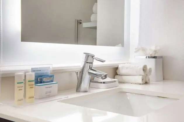 Oda, 1 En Büyük (King) Boy Yatak, Engellilere Uygun, Sigara İçilmez (Mobility & Hearing, Bathtub)