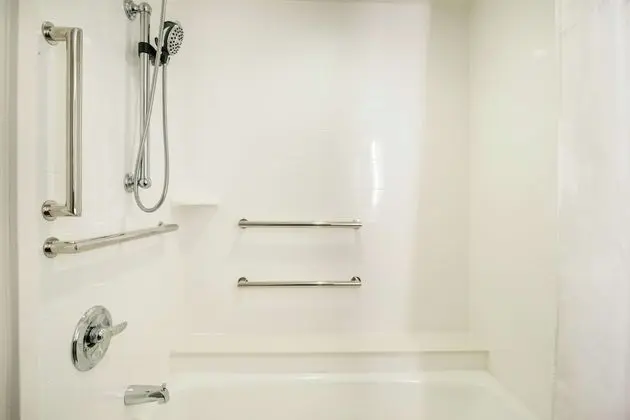 Oda, 1 En Büyük (King) Boy Yatak, Engellilere Uygun, Sigara İçilmez (Mobility & Hearing, Bathtub)