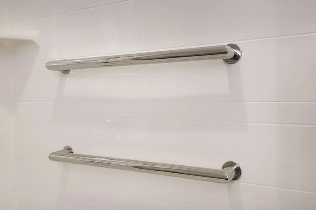 Oda, 1 En Büyük (King) Boy Yatak, Engellilere Uygun, Sigara İçilmez (Mobility & Hearing, Bathtub)