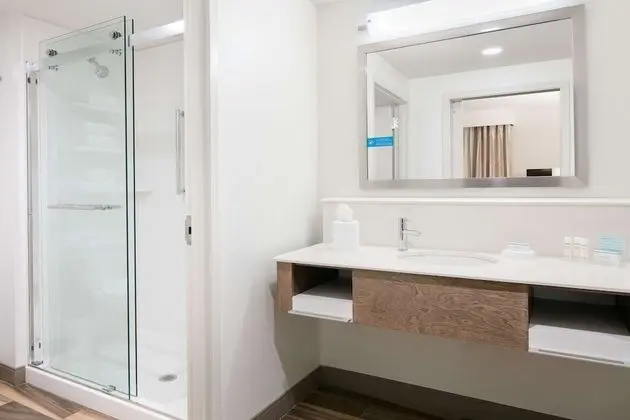 Stüdyo, 2 Büyük (Queen) Boy Yatak, Buzdolabı ve Mikrodalga (Wet bar)