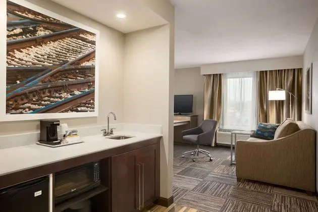 Stüdyo, 2 Büyük (Queen) Boy Yatak, Buzdolabı ve Mikrodalga (Wet bar)