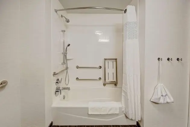 Oda, 2 Büyük (Queen) Boy Yatak, Engellilere Uygun, Sigara İçilmez (w/ bathtub)