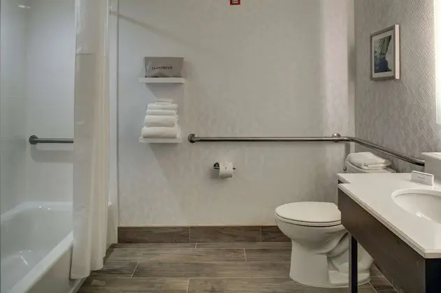 Oda, 1 En Büyük (King) Boy Yatak, Engellilere Uygun, Küvet (Mobility & Hearing)