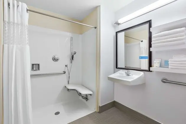 Oda, 1 En Büyük (King) Boy Yatak, Engellilere Uygun (Mobility & Hearing, Roll-in Shower)