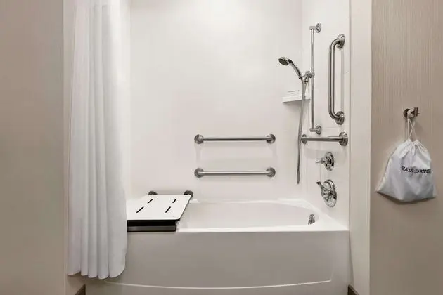 Oda, 1 En Büyük (King) Boy Yatak, Engellilere Uygun, Sigara İçilmez (With Tub)