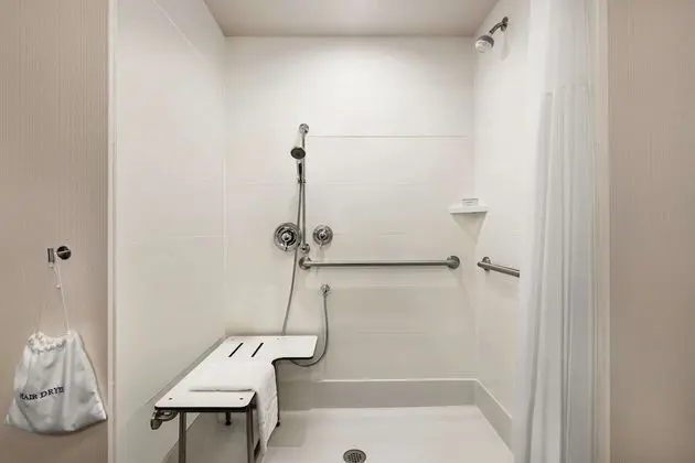 Oda, 1 En Büyük (King) Boy Yatak ve Çekyat, Engellilere Uygun, Sigara İçilmez (Roll In Shower)
