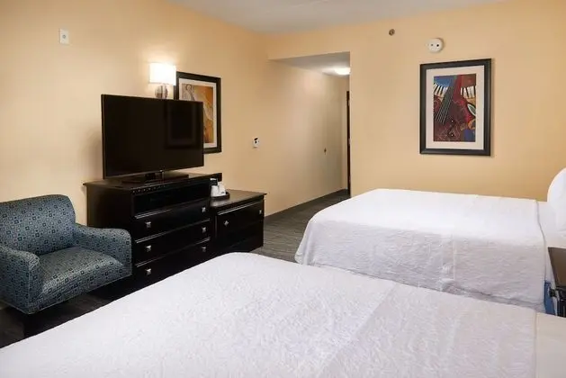 Oda, 2 Büyük (Queen) Boy Yatak