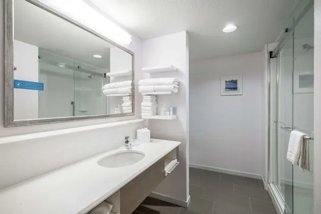 Oda, 1 En Büyük (King) Boy Yatak, Buzdolabı ve Mikrodalga