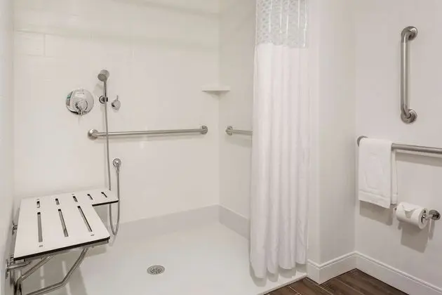 Oda, 1 En Büyük (King) Boy Yatak, Engellilere Uygun (Mobility & Hearing, Roll-In Shower)