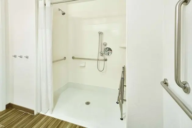 Oda, 1 En Büyük (King) Boy Yatak, Engellilere Uygun (Mobility & Hearing, Roll-in Shower)