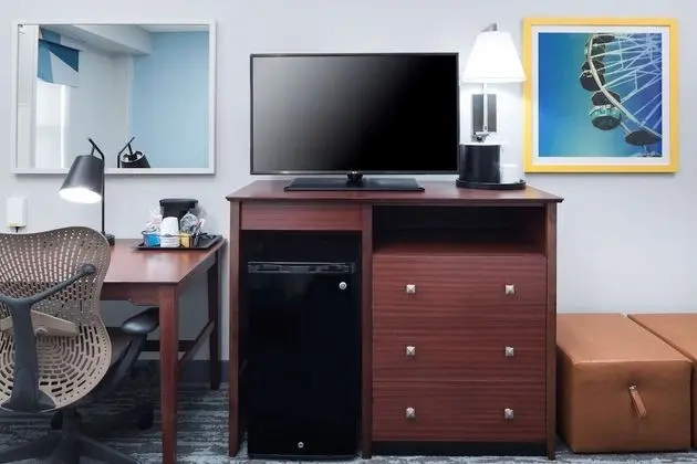 Room, 1 King Bed, Accessible roll-in Shower, Non Smoking