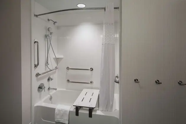 Oda, 2 Büyük (Queen) Boy Yatak, Engellilere Uygun, Sigara İçilmez (With Tub)