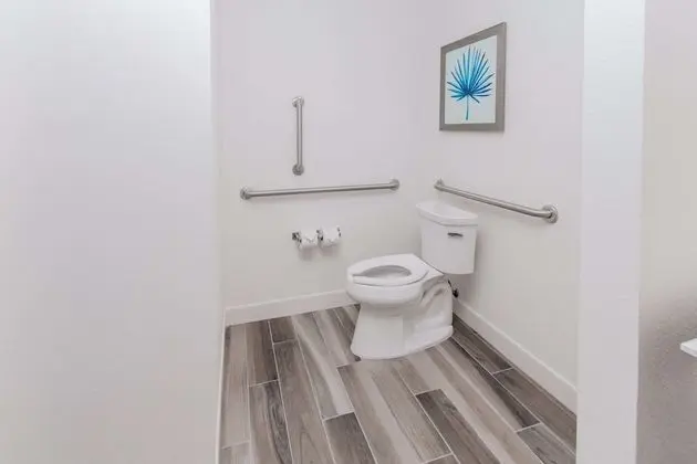 Stüdyo, 1 En Büyük (King) Boy Yatak, Engellilere Uygun, Balkon (w/ roll-in shower)