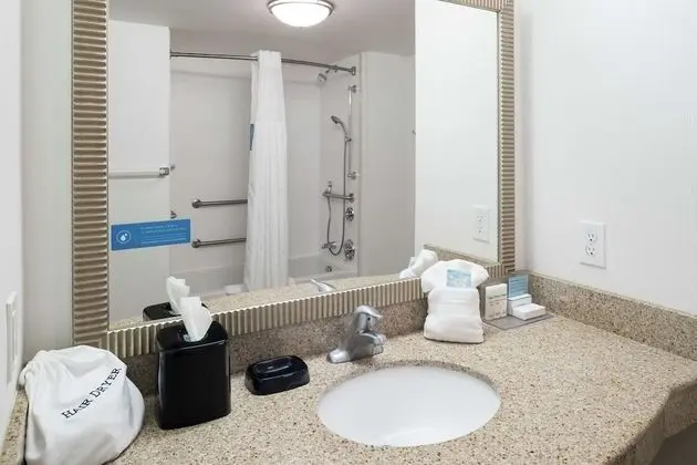 Oda, 2 Büyük (Queen) Boy Yatak, Engellilere Uygun, Sigara İçilmez