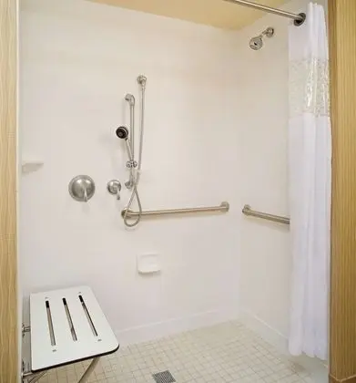 Oda, 1 En Büyük (King) Boy Yatak, Engellilere Uygun (Mobility & Hearing, Roll-in Shower)