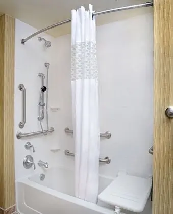 Oda, 1 En Büyük (King) Boy Yatak, Engellilere Uygun (Mobility & Hearing, Roll-in Shower)