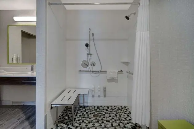 Oda, 1 En Büyük (King) Boy Yatak, Engellilere Uygun (Mobility & Hearing, Roll-in Shower)