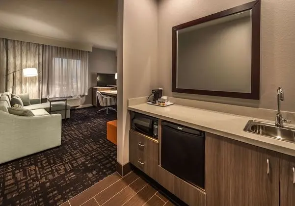 2 Queens Studio with Kitchenette