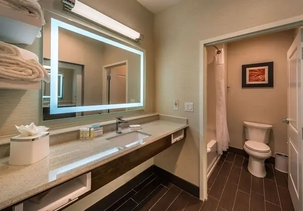 2 Queens Studio with Kitchenette