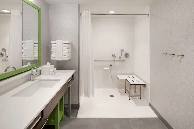 Oda, 1 En Büyük (King) Boy Yatak, Engellilere Uygun (Mobility & Hearing, Roll-in Shower)