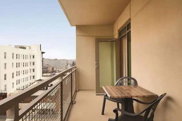 Oda, 2 Büyük (Queen) Boy Yatak, Engellilere Uygun, Balkon (Mobility & Hearing)