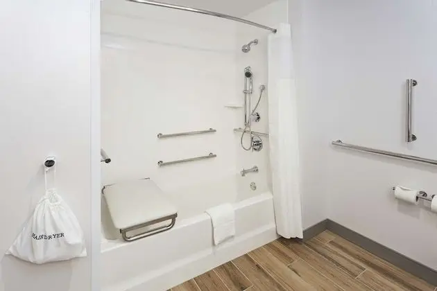 Oda, 1 En Büyük (King) Boy Yatak ve Çekyat, Engellilere Uygun, Buzdolabı (Bathtub)