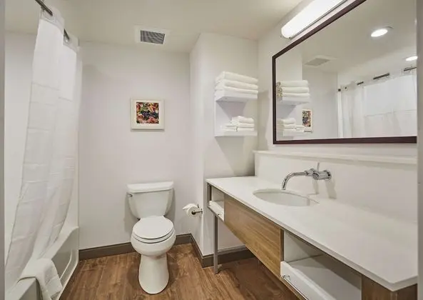 Oda, 2 Büyük (Queen) Boy Yatak, Engellilere Uygun (Hearing)