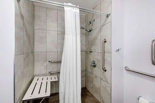 Oda, 1 En Büyük (King) Boy Yatak, Engellilere Uygun (Roll-In Shower)