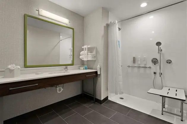 Oda, 1 En Büyük (King) Boy Yatak, Engellilere Uygun (Mobility & Hearing, Roll-in Shower)