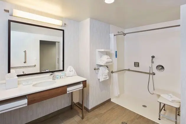 Oda, 1 En Büyük (King) Boy Yatak, Engellilere Uygun (Mobility & Hearing, Roll-in Shower)