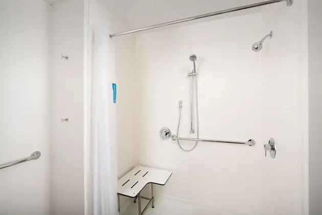 Oda, 2 Büyük (Queen) Boy Yatak, Engellilere Uygun (Mobility & Hearing, Roll-in Shower)