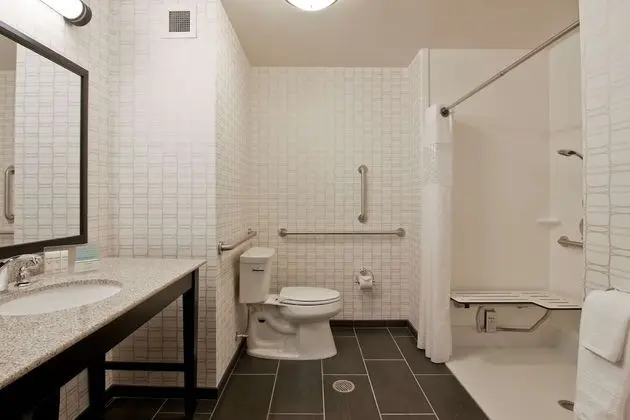 Oda, 1 En Büyük (King) Boy Yatak, Engellilere Uygun (Shower)