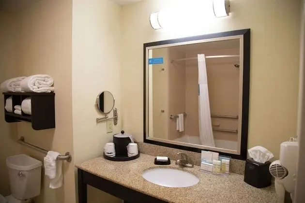 Oda, 2 Büyük (Queen) Boy Yatak, Engellilere Uygun, Sigara İçilmez